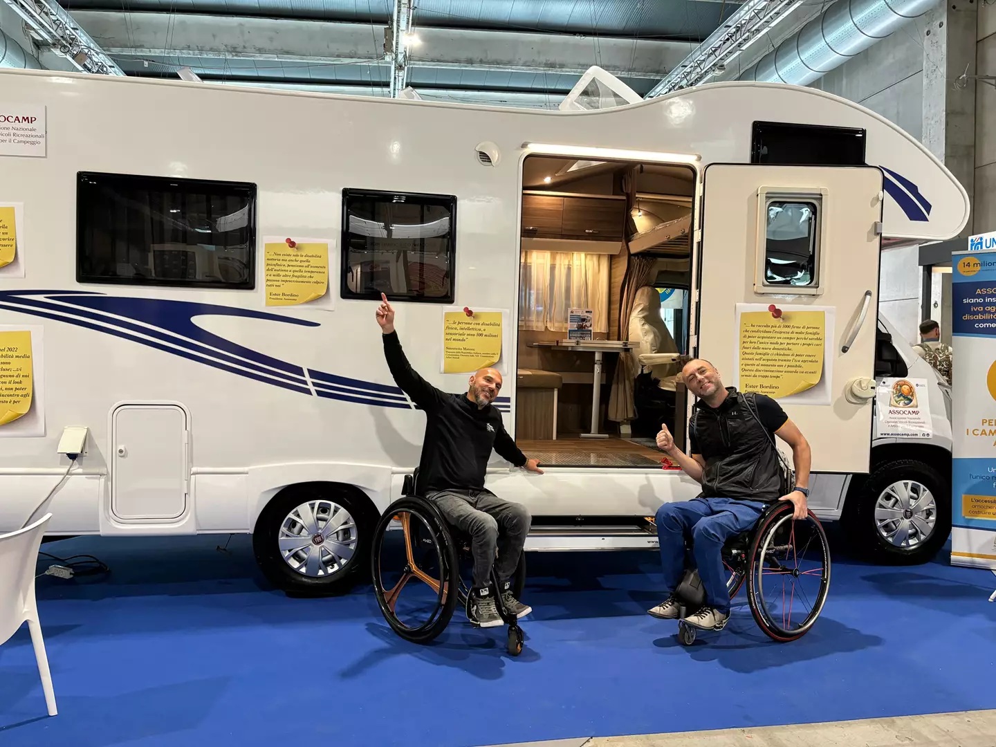Danilo Ragona e Luca Paiardi al Salone del Camper, davanti al camper attrezzato di Assocamp.